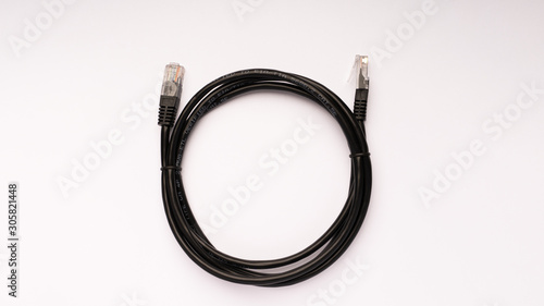 Cable ethernet noir  sur le fond blanc