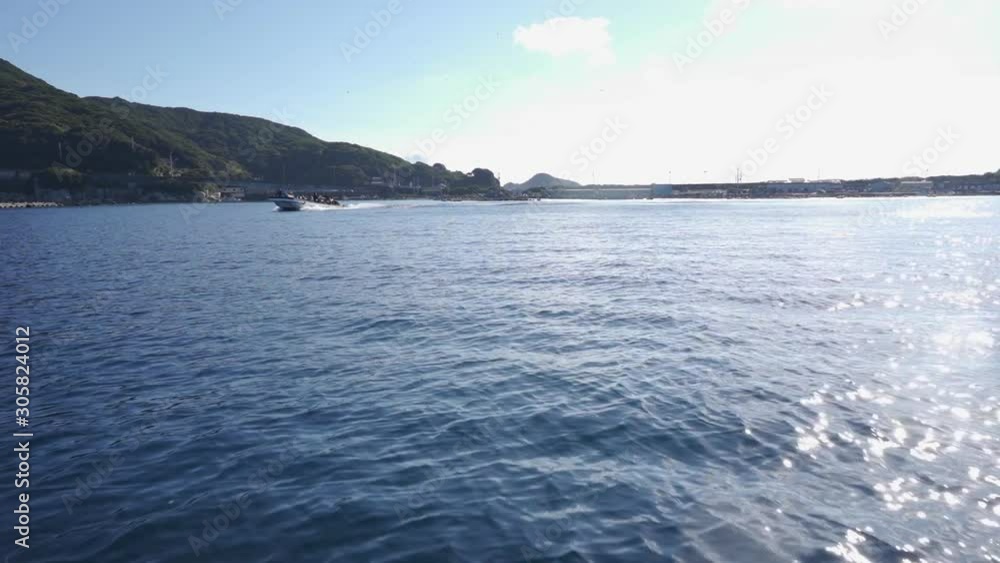 走る船と海面 走る船と海面