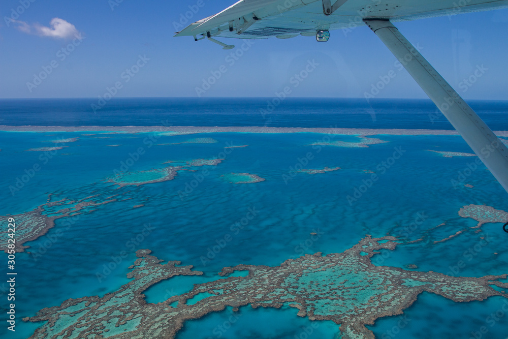 vue aérienne à basse altitude, de la grande barrière de corail, en australie