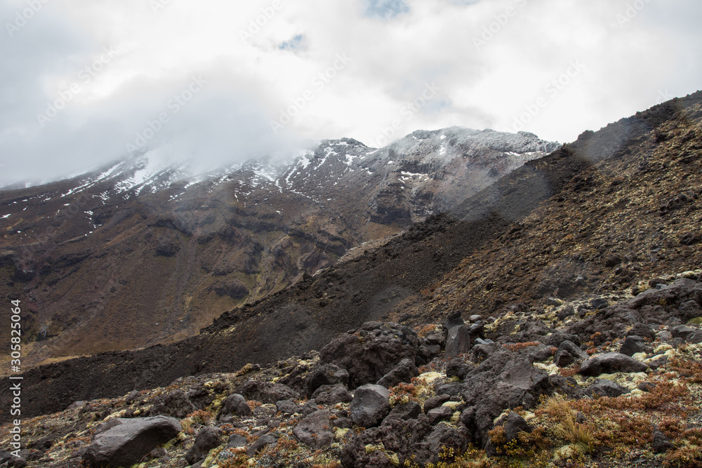 Parc national tongariro, et mont Ngauruhoe enneigé, en nouvelle zélande