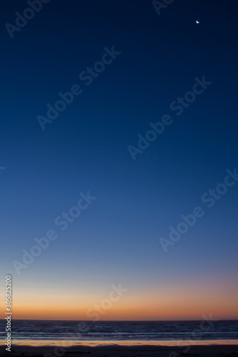 couché de soleil sur une plage de nouvelle zélande, 