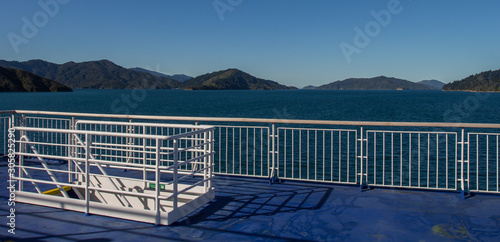 Vue de la traversée du détroit de cook, en nouvelle zélande, sur un ferry © Stan-972