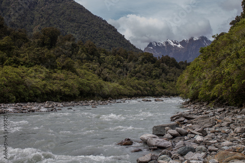 rivière sur fond de montagnes enneigées, en nouvelle zélande