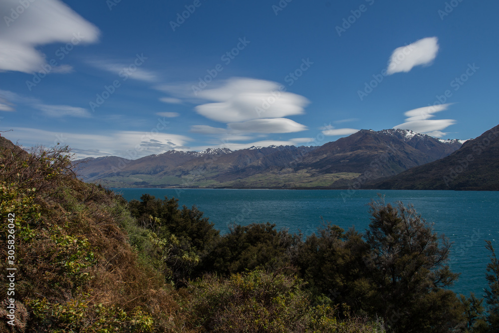 Vue du lac hawea, en nouvelle zélande, par beau temps, avec de superbes nuages