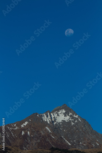 Levé de lune sur fond de montagne en nouvelle zélande