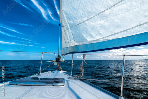 Bug einer Segelyacht auf dem Meer
