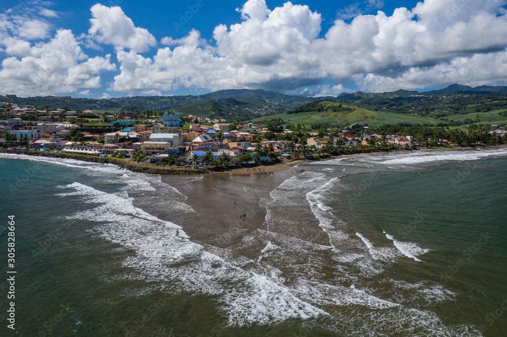 Vue aérienne de Sainte Marie, et de son tombolo, en Martinique
