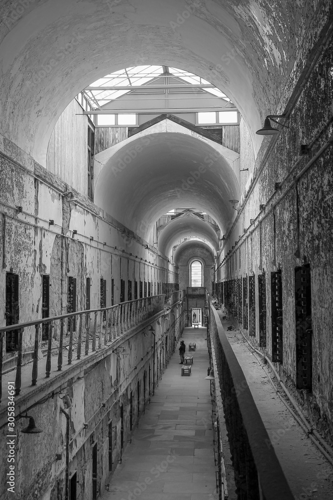 Obraz premium Long second floor hallway