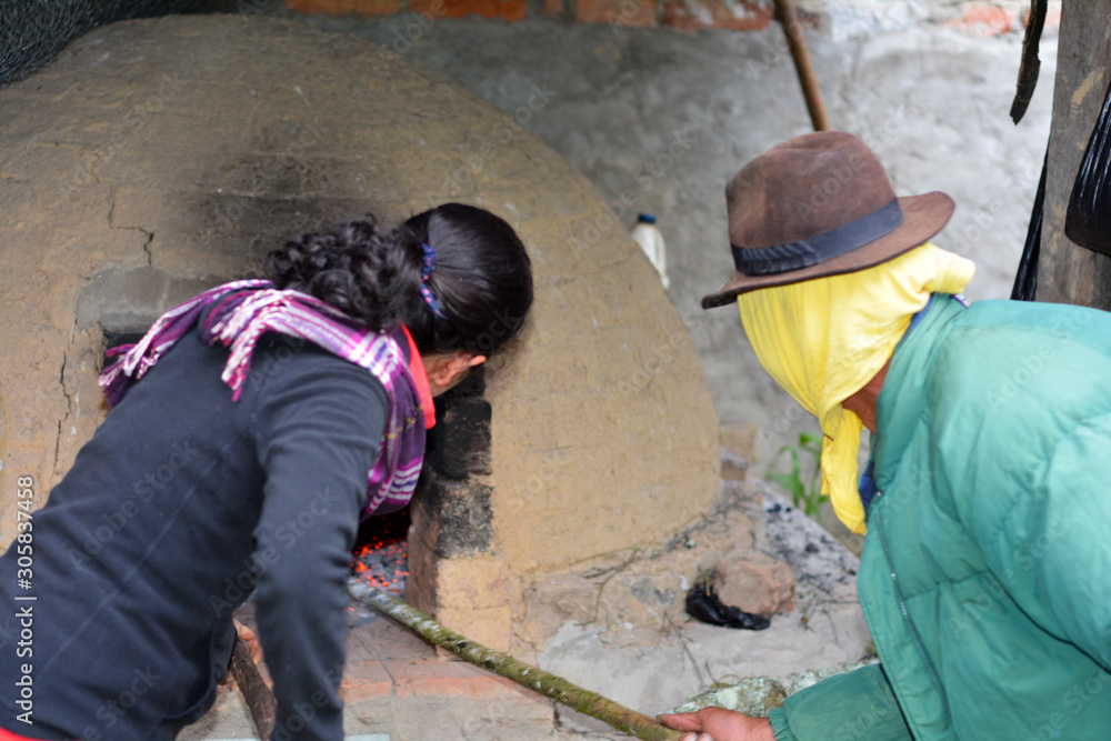 campesinos usando horno de leña