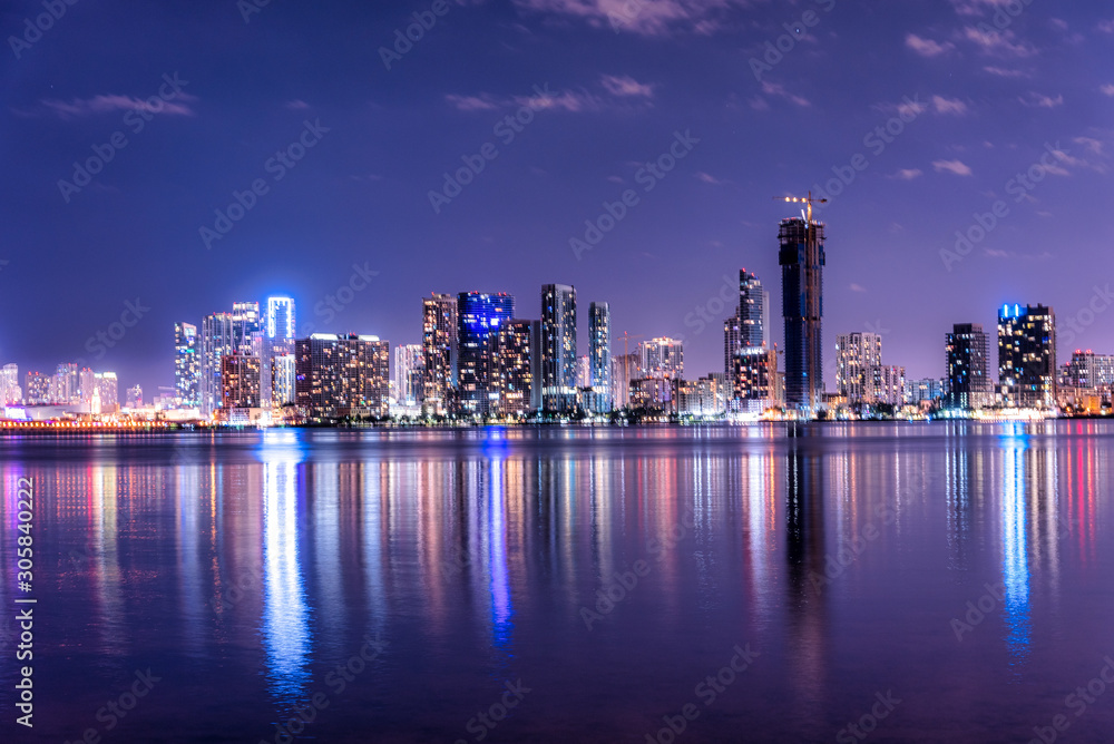 Naklejka premium Miami skyline night long exposure in Miami Beach
