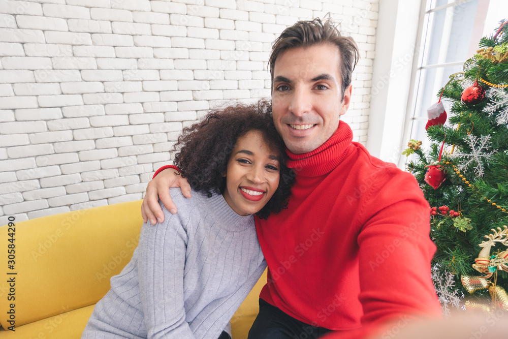 Obraz premium Caucasian man put arm around woman shoulder..