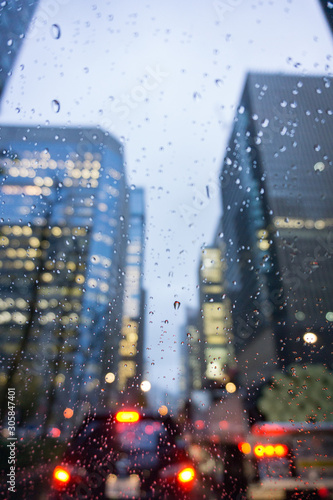 雨の街