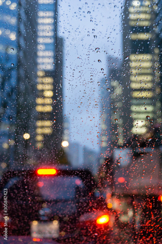 雨の街