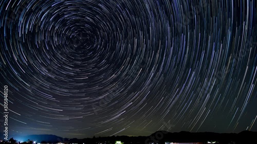 北極星を中心に回転する星空タイムラプス　日周運動　軌跡　スタートレイル　2019年11月26日撮影
