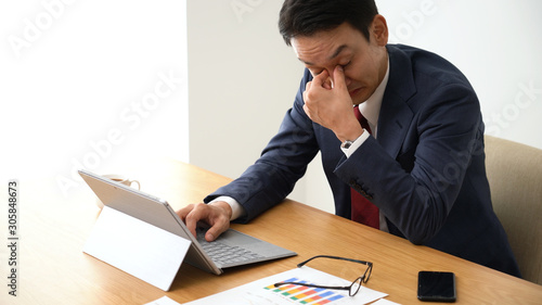 Tableau sur toile 眠気を我慢できないビジネスマン