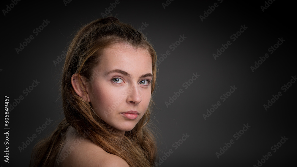 Naklejka premium Georgous young girl looking over her shoulders