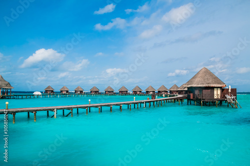 Piękny tropikalny kurort na Malediwach i wyspa