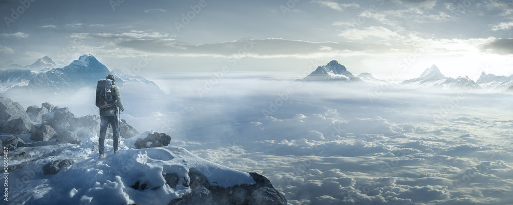 Fototapeta premium Piesi na zaśnieżonych szczytach gór