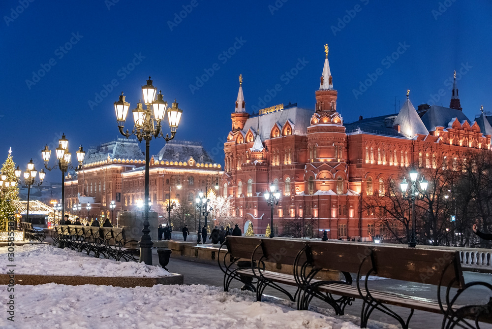 Naklejka premium Decorated Christmas trees on the street against the background of the Historical Museum and Red Square