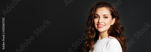 Fotografia Young pretty woman smiling on gray banner background with copy space