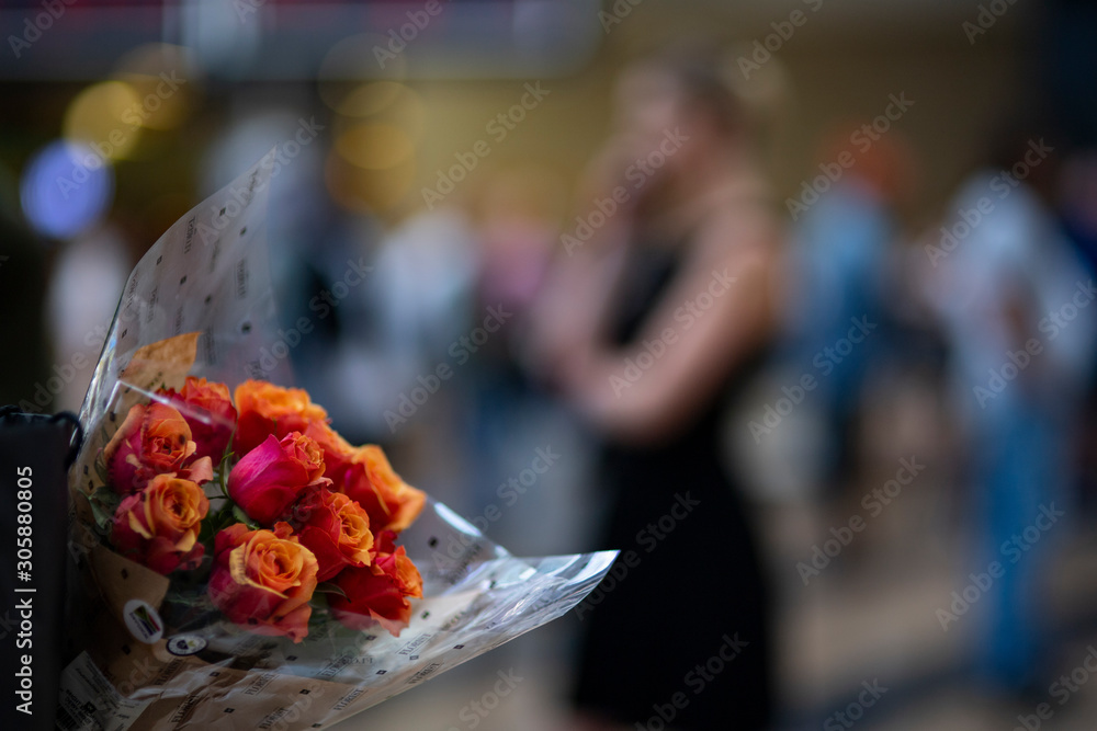 Blumenstrauss am Flughafen im Wartebereich
