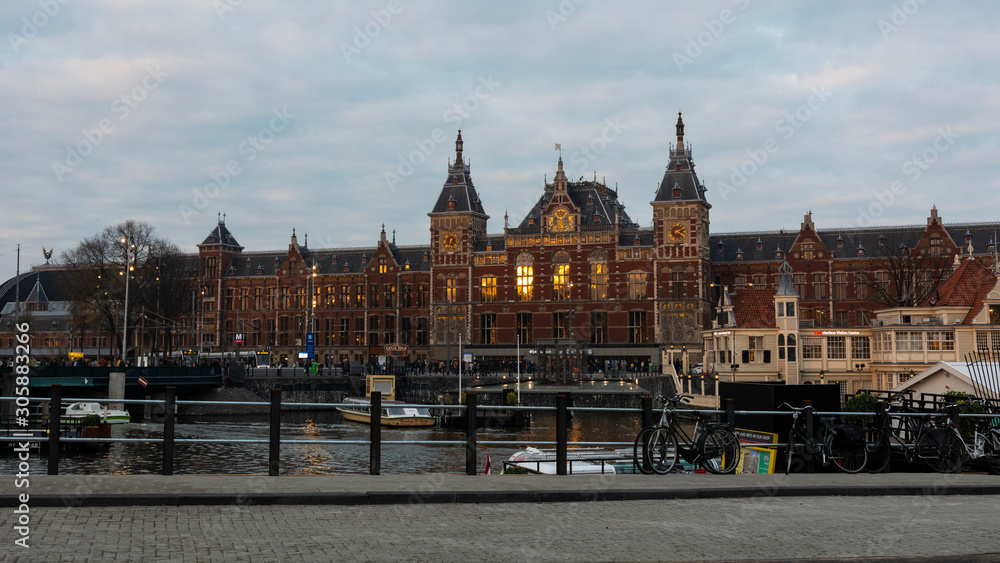 Foto scattata alla stazione centrale di Amsterdam.