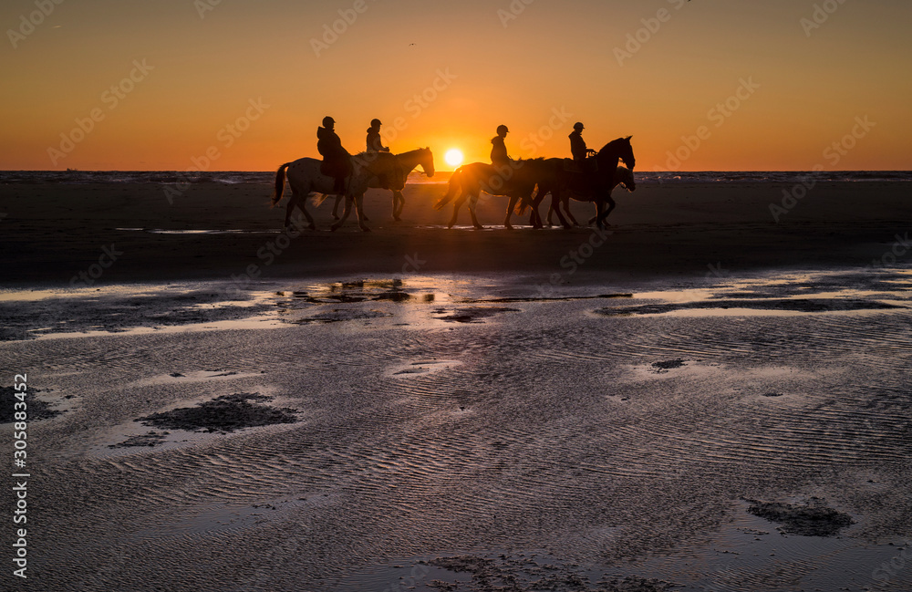 Paseo en caballo al atardecer en la playa de Tarifa, Cádiz, Andalucía, España Paseo en caballo al atardecer en la playa de Tarifa, Cádiz, Andalucía, España