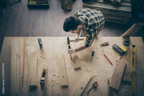 Tableau sur toile Top above high angle view photo of serious confident concentrated man gouging ex