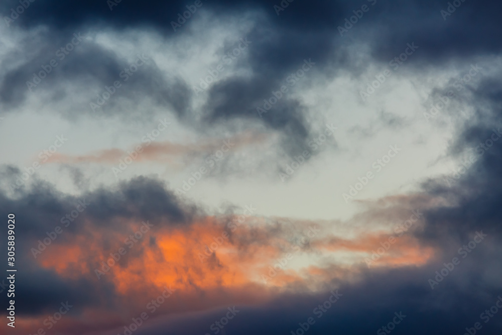 Cielo al atardecer con nubes oscuras y anaranjadas. Cielo al atardecer con nubes oscuras y anaranjadas.
