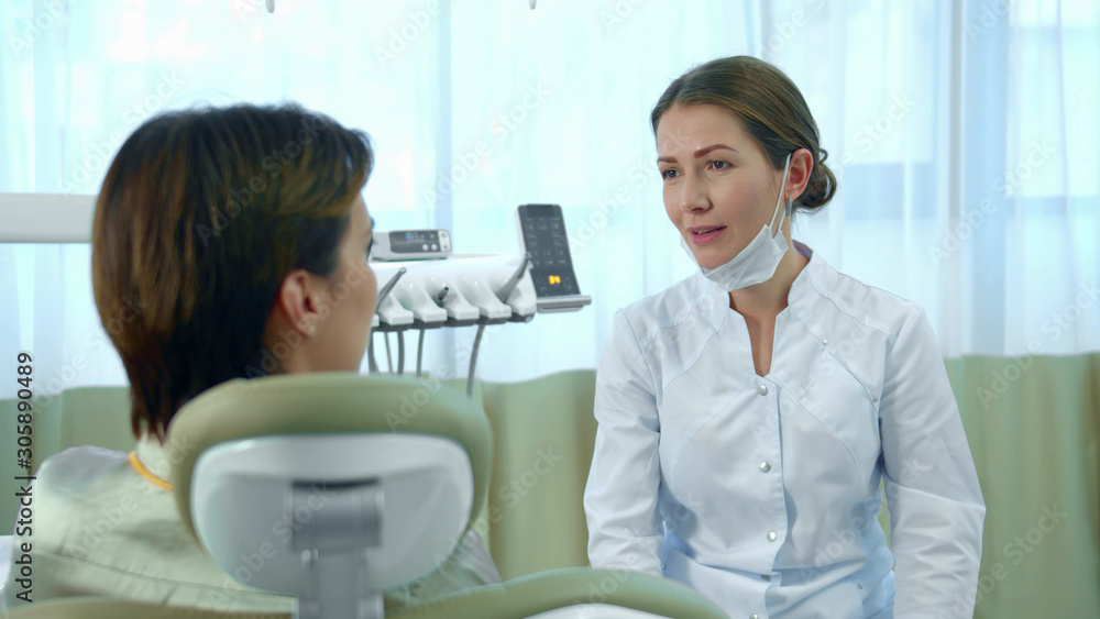 Fototapeta premium Doctor gives an advice to her patient
