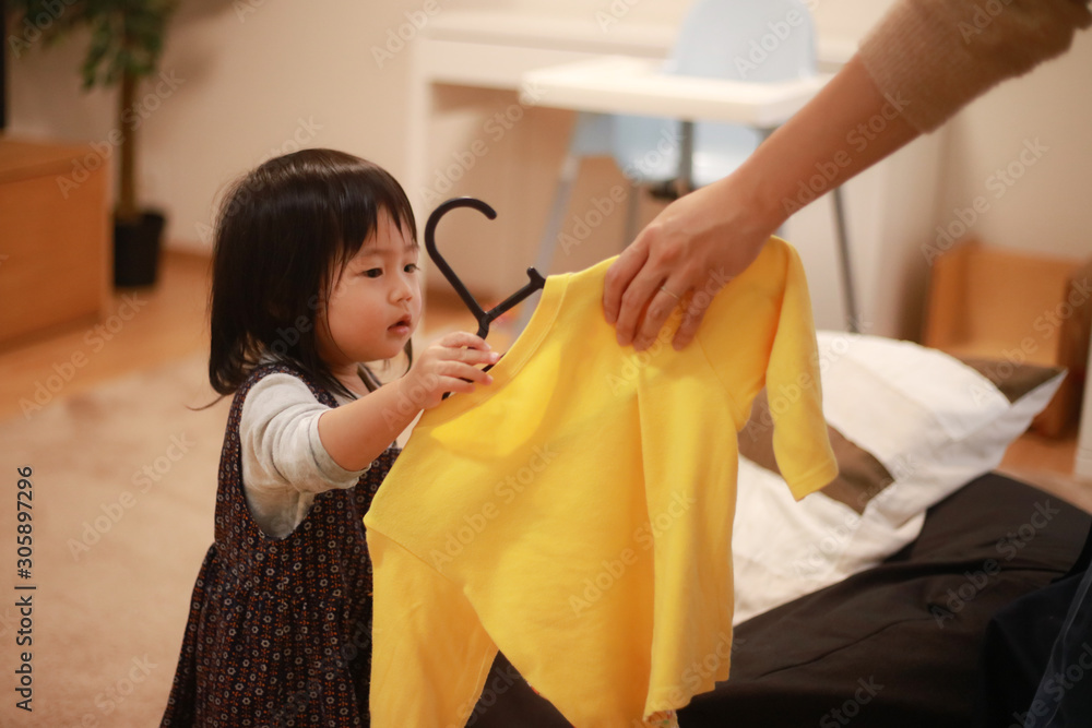 洗濯物を干す手伝いをする女の子 Stock Photo | Adobe Stock
