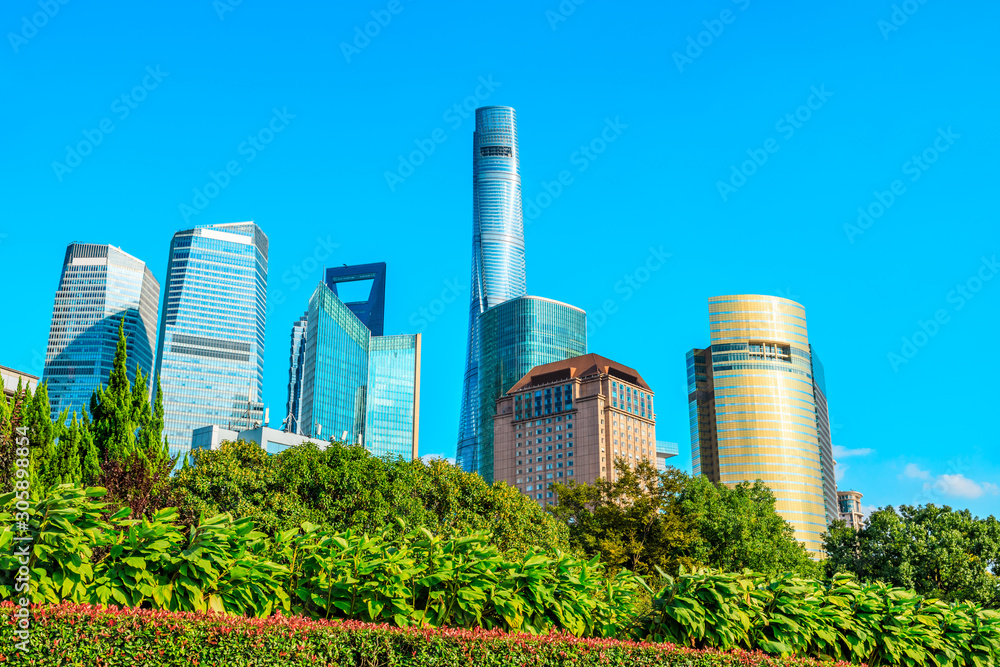 Obraz premium Urban architectural landscape and green plants in Shanghai