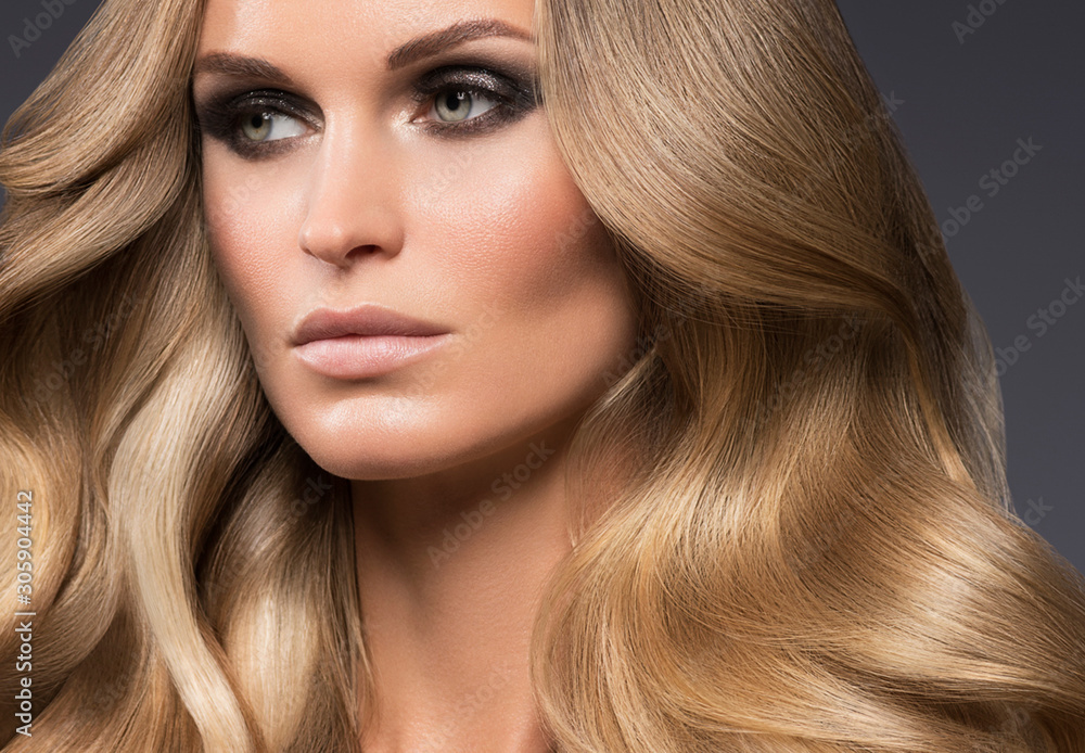 Obraz premium Piękne włosy kobieta długie kręcone fryzury makro naturalny makijaż