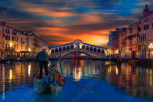 Fototapeta Naklejka Na Ścianę i Meble -  Gondola near Rialto Bridge in Venice, Italy