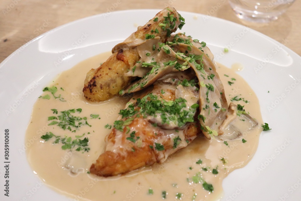 Poulet grillé sauce aux morilles dans une assiette blanche Poulet grillé sauce aux morilles dans une assiette blanche