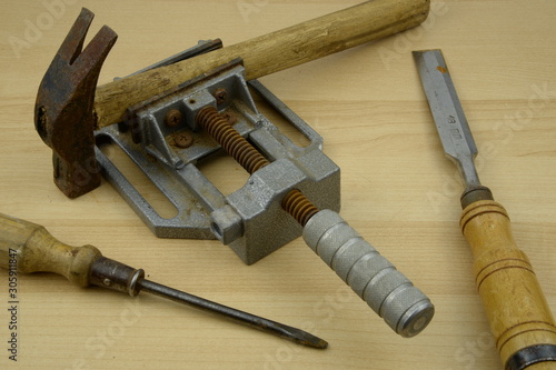 Voro manuale, attrezzi per falegnameria: morsa da banco, martello, cacciavite e scalpello photo