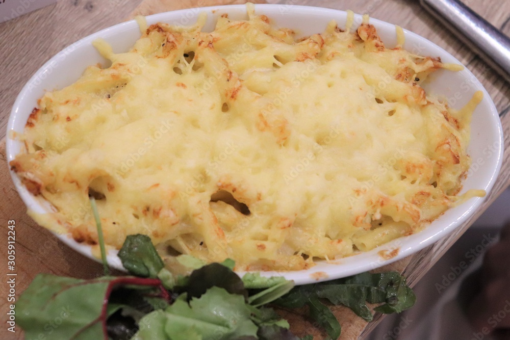 Foto de Gratin de pates dans un plat à gratin blanc do Stock | Adobe Stock