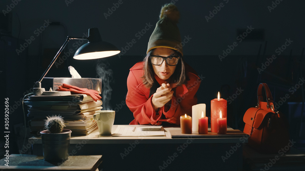 © stokkete - Office worker working late at night and freezing © stokkete - Office worker working late at night and freezing