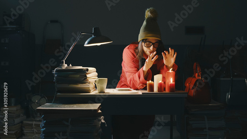 Quadro em tela Office worker working late at night and freezing