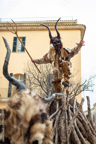 Demonio sobre hoguera durante la fiesta tradicional de Sant Antoni en Alcudia Mallorca