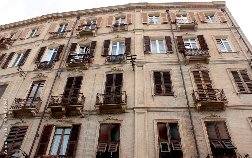 Fototapeta premium Altes Haus mit großen Fenstern