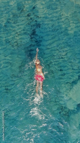 hombre nadando en el mar © Enrique