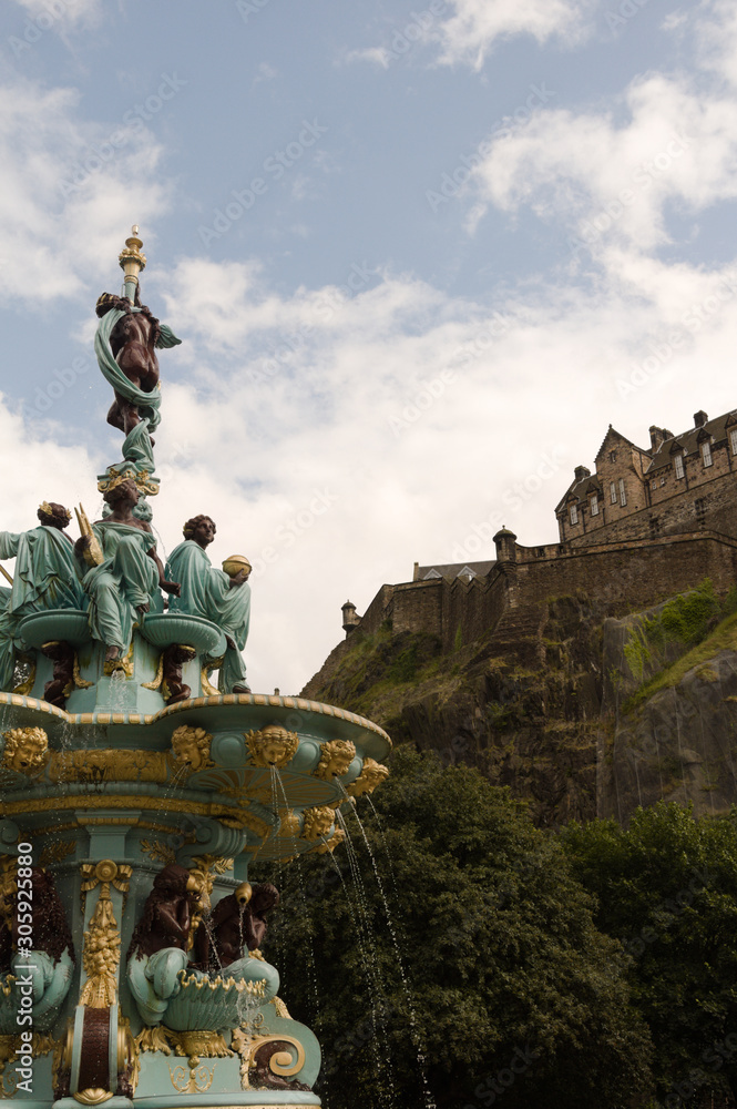 Obraz premium Ross Fountain and Edinburgh Castle in Edinburgh , Scotland