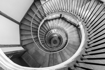 Kręte schody, czarnobiałe, budynek, spirala