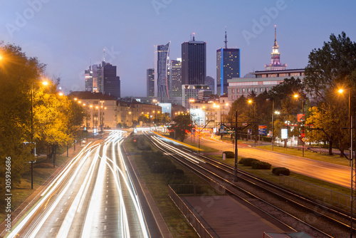 Nowoczesne wieżowce w Warszawie nocą, Polska © danielszura