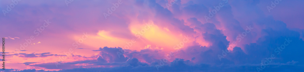 Fototapeta Fantazi kolorowy tło, Złocisty światło słoneczne na niebieskim niebie i poruszające purpury chmurnieją przed zmierzchem