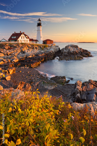 Latarnia morska w Portland Head, Maine, USA o wschodzie słońca