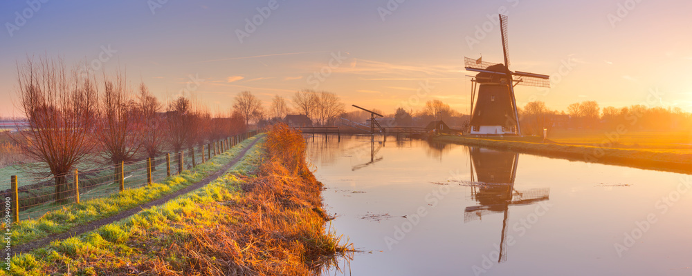 Traditional Dutch windmill near Abcoude, The Netherlands at sunrise - obrazy, fototapety, plakaty 