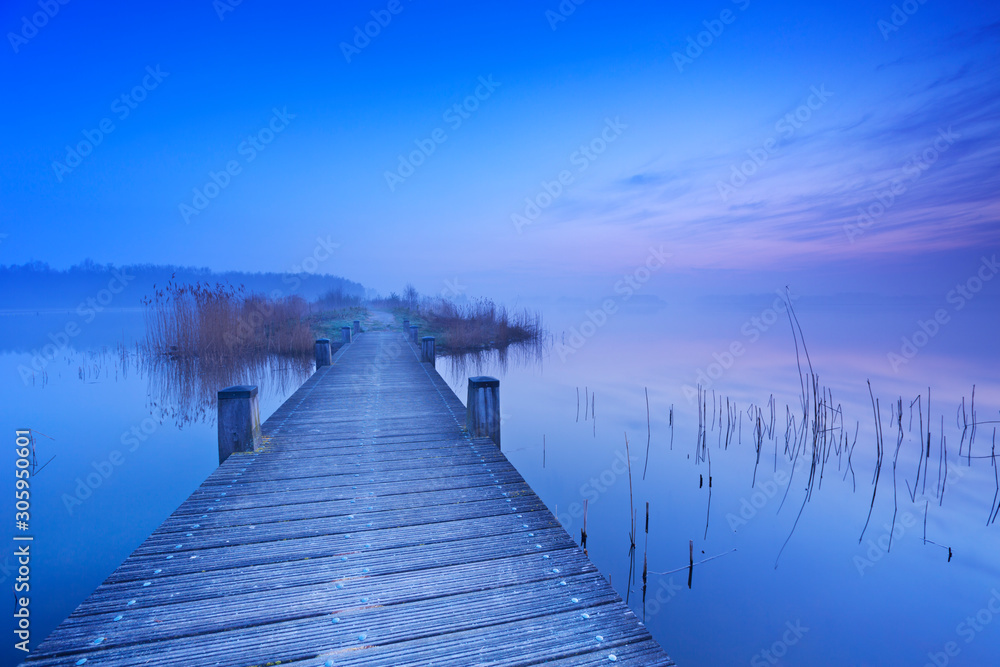 Obraz premium Boardwalk over water at dawn in The Netherlands