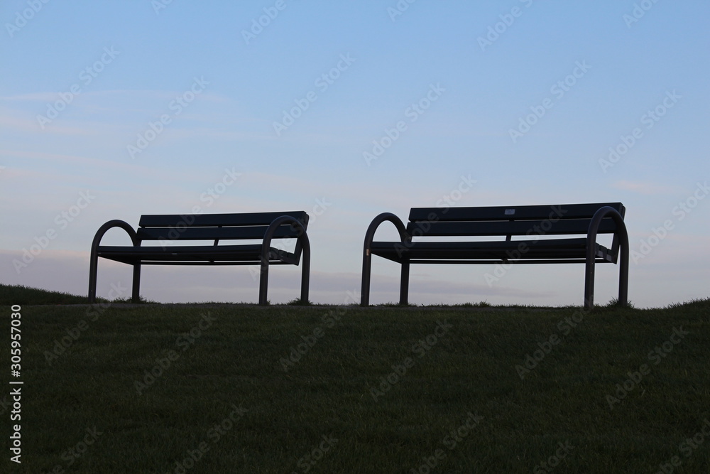 Sitzbänke und Himmel Sitzbänke und Himmel